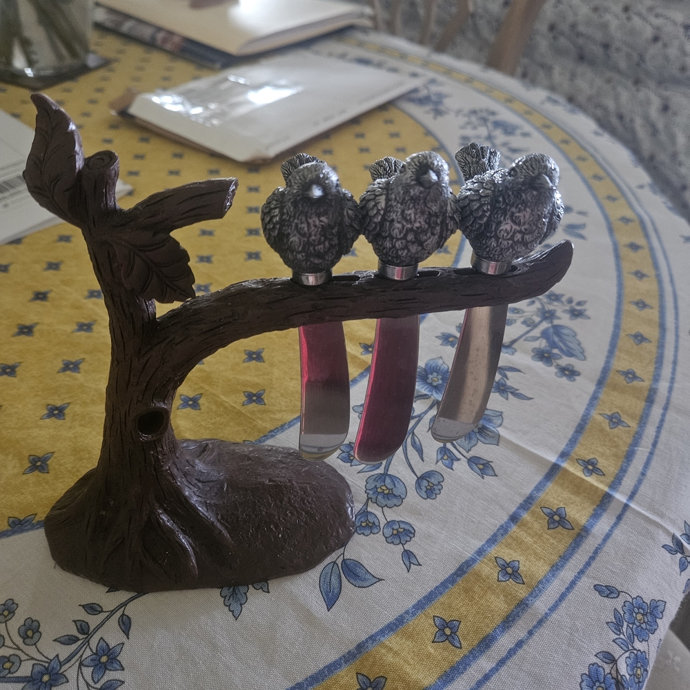 GUC Bird-Themed Knife Holder with Knives